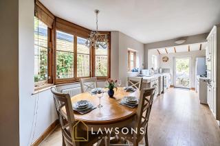 Spacious Windsor Stay with Garden, Free Parking - 8