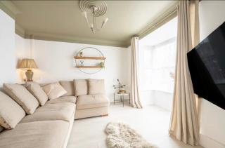Charming Two-Bedroom House in Woolston - 1
