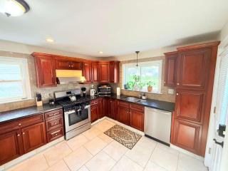 Cozy Private Queen Room 5 with Desk TV and WiFi near Yale - 7