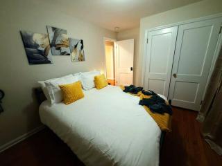 Cozy Private Queen Room 4 with Desk TV and WiFi near Yale - 8