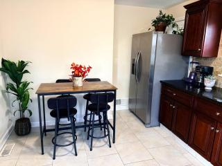Cozy Private Queen Room 4 with Desk TV and WiFi near Yale - 1