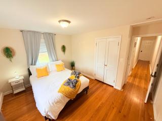 Cozy Private Queen Room 3 with Desk TV and WiFi near Yale - 8