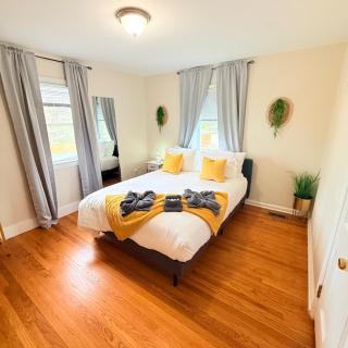 Cozy Private Queen Room 3 with Desk TV and WiFi near Yale - 0
