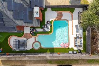 Lone Star Escape: Pool & Spa, Putting Green, Games - 9