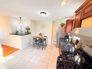 Cozy Private Queen Room 3 with Desk TV and WiFi near Yale - 6
