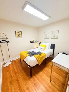 Cozy Private Twin Room 2 with Desk TV and WiFi near Yale - 0