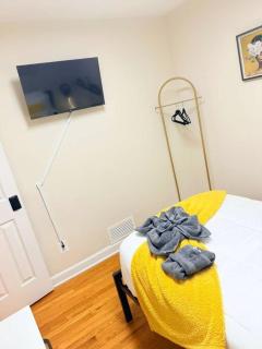Cozy Private Twin Room 2 with Desk TV and WiFi near Yale - 8