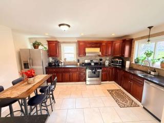 Cozy Private Twin Room 2 with Desk TV and WiFi near Yale - 7