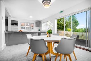 Spacious Solihull 4 Bedroom House with Multi-Car Driveway - 1