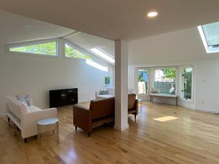 Recently renovated 4 bedroom, 4 bathroom house with heated pool close to beach - 9