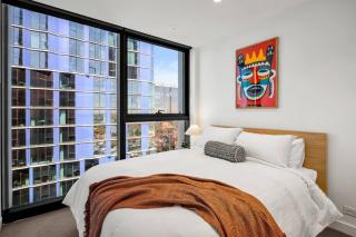 Stylish 2BR CBD Retreat Pool Sauna Gym - 3