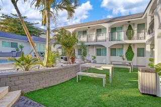 Prime Beachside Stay w/ Heated Pool & Parking - 5