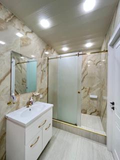 2BR City Center Apartment with Balcony & Views - Jerewan - 4