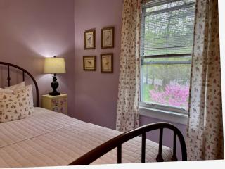 Twin Oaks Near Lake Wallenpaupack Historic Home - Hawley - 5