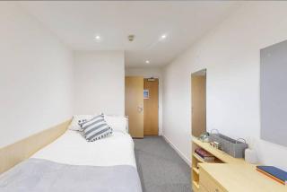Student Only Classic Ensuite Plus at Edinburgh College Residence - 6