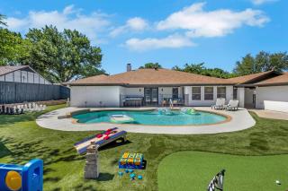 Backyard Oasis: Pool, Hot Tub, Giant Chess & Golf - 9