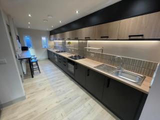 6Bed Accommodation - Sleeps 9 - Near iPort and RaceCourse - Rossington,Doncaster - 6