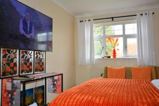 Whole Home with 4 bedrooms, Full Kitchen, 55"TVs and WiFi - 1