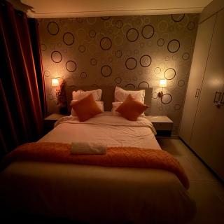 UrbanCharm Bendor Stylish Luxury Near Mall of the North - 2