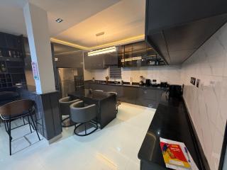 House 9 Signature - 8