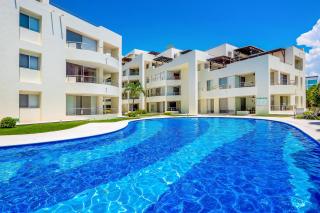 Ocean-view condo with pools, roof deck, lounge, private balcony, & AC - 9