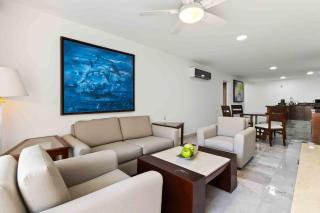 Relaxing hillside retreat near town with rooftop pool & spacious interior - 8