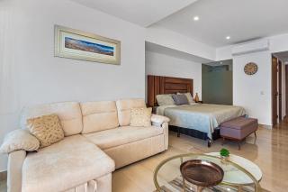 Oceanfront studio with infinity pool, breathtaking views & beach access - 9