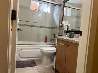 Cozy Equipped Guesthouse Near Mall & Skytrain - 2