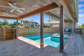 Salt Therapy - Elevated house w beach access - 0