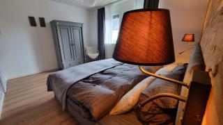 Luxuriös modernisiertes Ferienhaus in See- und Stadtnähe - 8