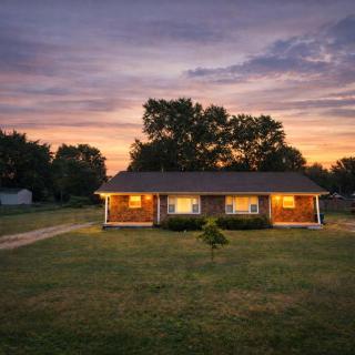 Indy Cottage Bliss: Comfort & Style Await You - 9