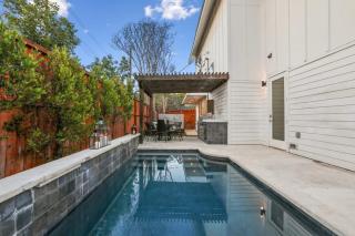 Luxury Modern Comfort with Private Heated Pool - 0