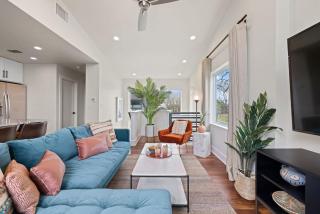 Spacious and Sleek Modern Elegance Heated Pool - 7