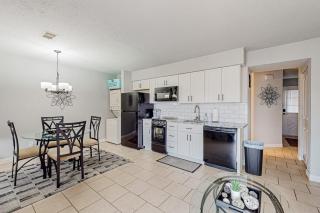 Entertainer's Landing, Unit 3 - 7