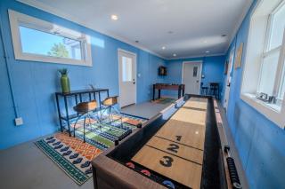 The Bungalow Pool Dock Kayaks & Game Room - 4
