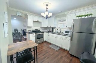 Newly Remodeled Cozy Home Minutes to Downtown-Family Friendly - 6