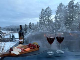 Petal & Pine Shores 20 acres on lake with hot tub - 3