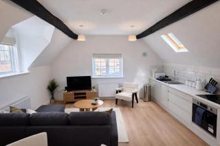 The Roost - 2-Bedroom Apartment - Sleeps 5 - 9