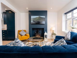 Stylish 3BR Townhouse In The Heart of Belfast with Parking - 9