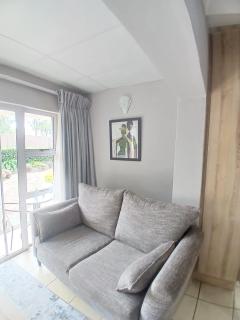 Comfort e Casa Guest Lodge Near OR Tambo Airport - Kempton Park - 1