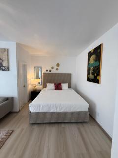 Elegant Monet Apartment - 3