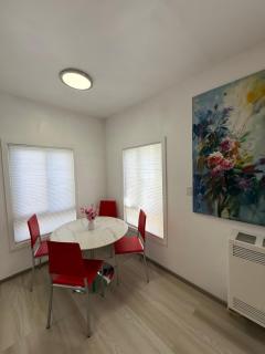 Elegant Monet Apartment - 1