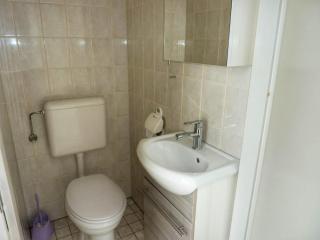 Coastal Bungalow w Garden - 8