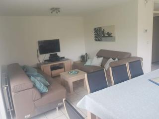 Coastal Bungalow w Garden - 9