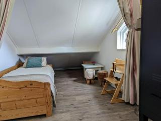 Spacious Bungalow near Water - 9