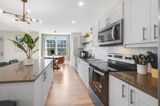 Group-Friendly 10BR Townhouse, Best Area in Bloomfield - 9