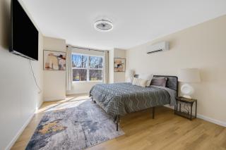 Group-Friendly 10BR Townhouse, Best Area in Bloomfield - 5