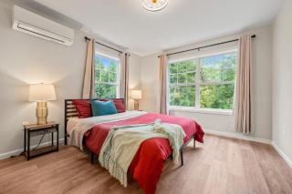 Huge 10BR Family Stay, Sleeps 20 in Bloomfield, CT - 2