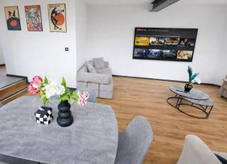 Central Apt With Balcony - Walk to Bars & Stations - 1
