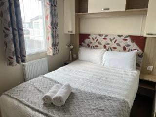 Cosy 3 Bedroom Caravan, South Cerney - 1